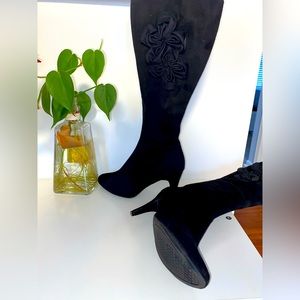 Black boots in excellent conditions size 6 1/2..